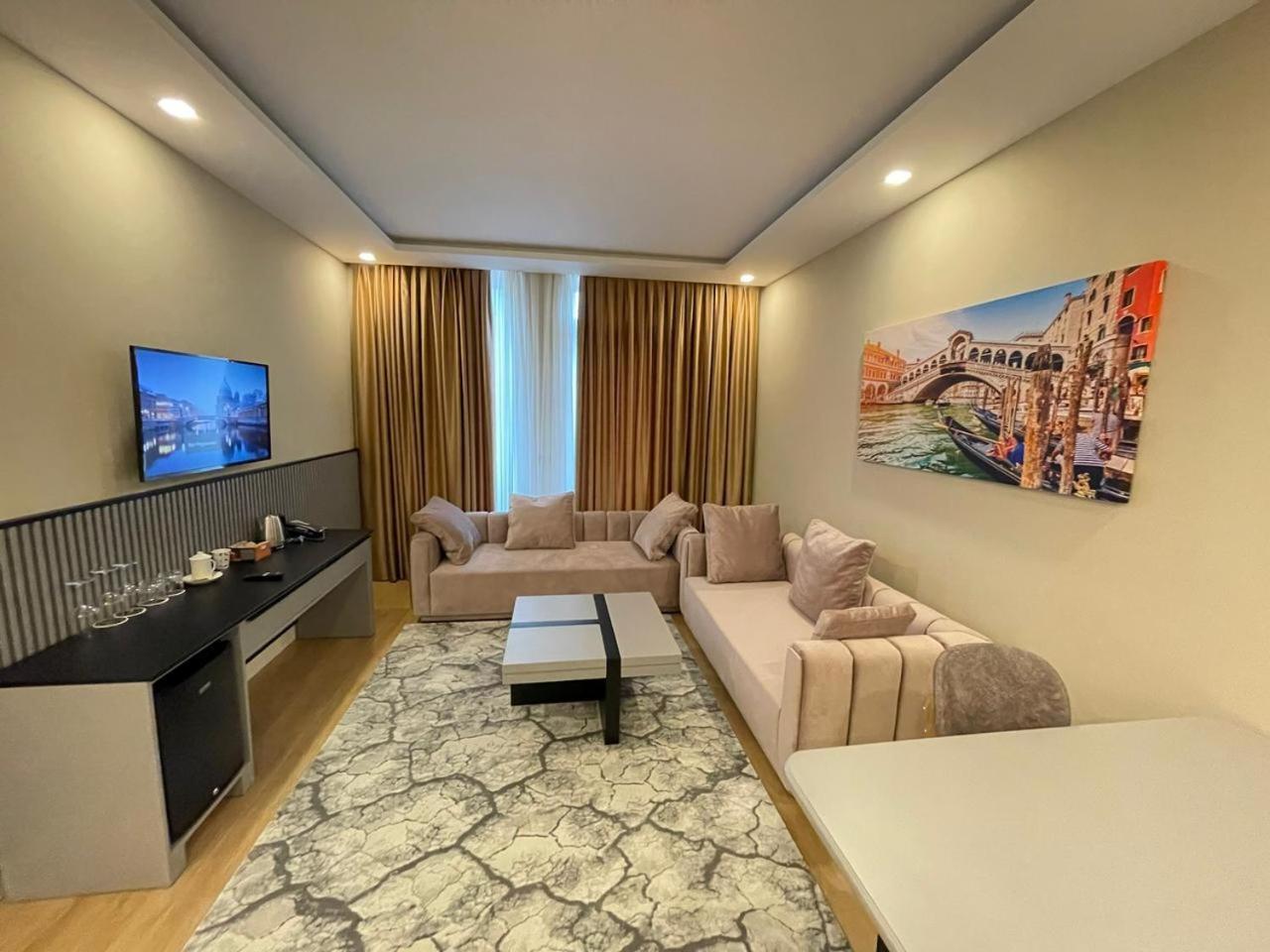 Royal East Hotel 4*